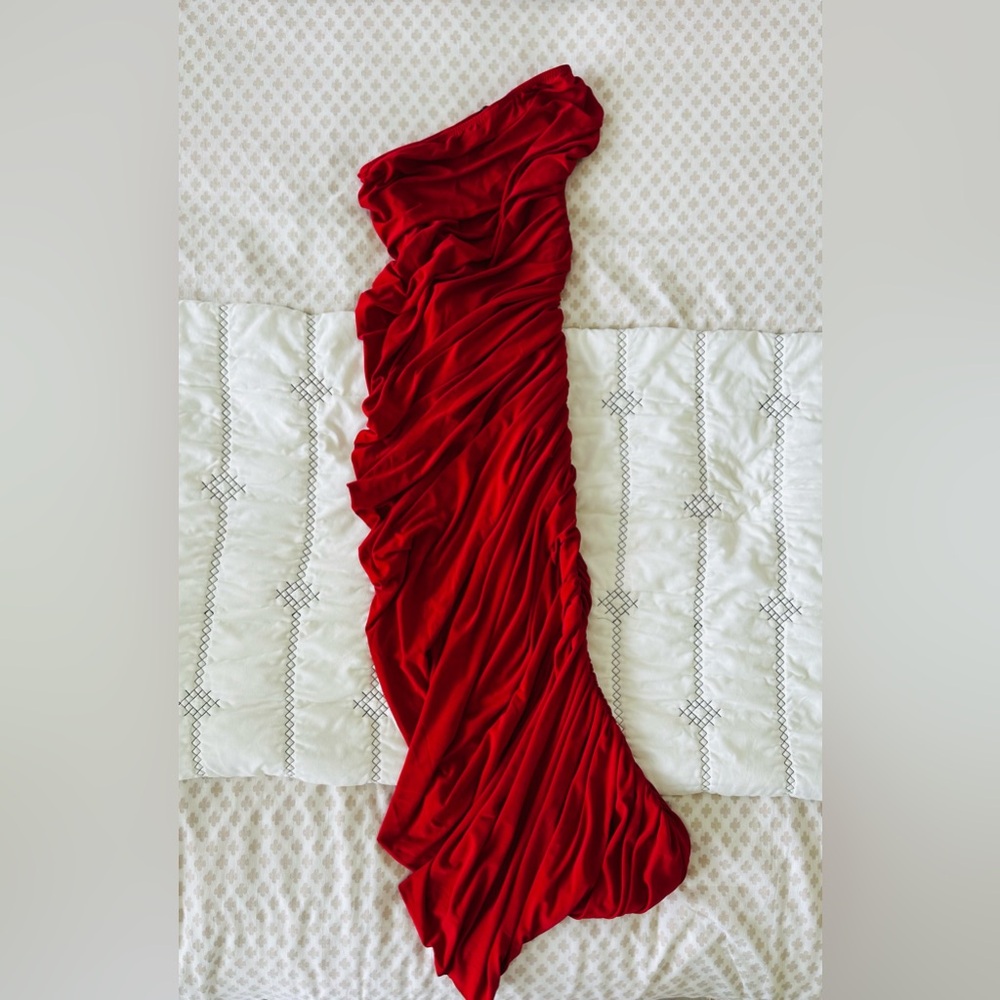 Norma Kamali Diana Ruched One-Shoulder Gown - Picture 4 of 5